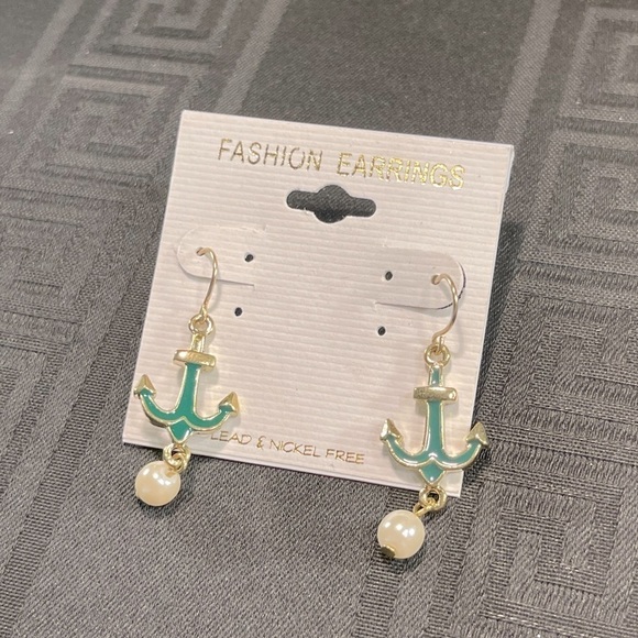👋 3/$15 VINTAGE GOLD TONE ANCHOR PEARL EARRINGS - Picture 3 of 4